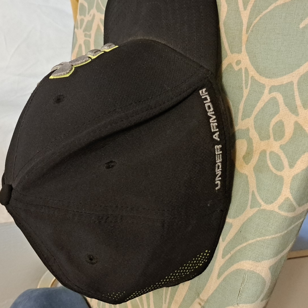 UNDER ARMOUR cap - Picture 2 of 3